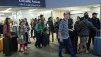 Des passagers d'un vol flydubai dérouté  après leur atterrissage à l'aéroport de Tel Aviv en Israël, le 30 septembre 2026
