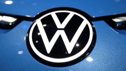 La direction du groupe automobile en crise Volkswagen débat jeudi avec les représentants du personnel et des actionnaires d'un plan de restructuration sans précédent, auquel les salariés promettent de s'opposer