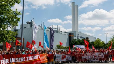 Des employés du constructeur automobile allemand Volkswagen (VW) manifestent contre la restructuration et les projets de suppressions massives d'emplois à l'usine VW de Zwickau, dans l'est de l'Allemagne, le 9 juillet 2026