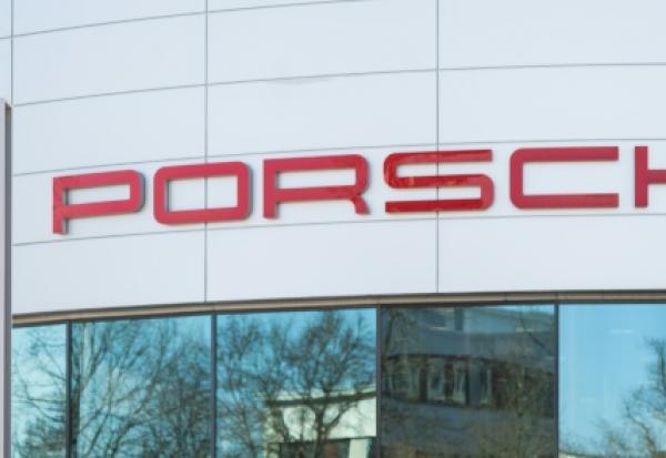 Enseigne Porsche à Stuttgart - Zuffenhausen, le 6 mars 2025 
