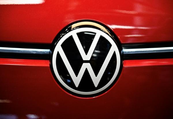 Le géant automobile Volkswagen, fleuron en crise d'une industrie allemande plombée notamment par son retard dans l'électrique, a encore vu ses bénéfices fondre au premier trimestre