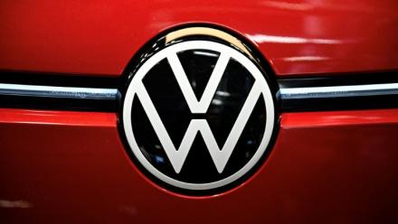 Le géant automobile Volkswagen, fleuron en crise d'une industrie allemande plombée notamment par son retard dans l'électrique, a encore vu ses bénéfices fondre au premier trimestre