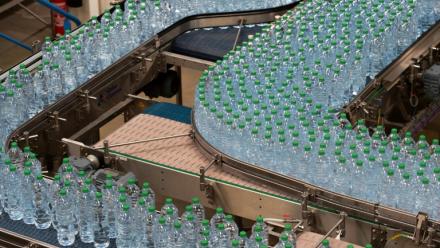 Dans une usine Volvic, le 5 mai 2021 à Volvic (Puy-de-Dôme)