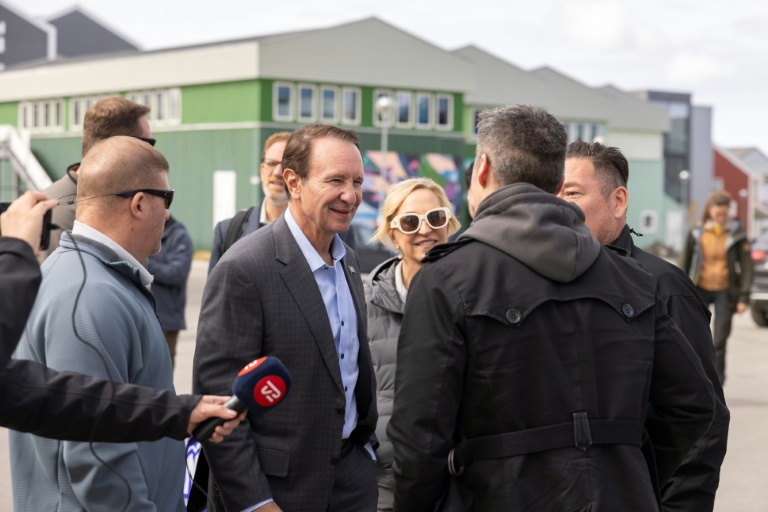 L'émissaire spécial de Donald Trump pour le Groenland, Jeff Landry (c), le 20 mai 2026 à Nuuk, au Groenland