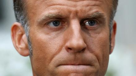 Le président français Emmanuel Macron s'adresse aux médias à la résidence de l'ambassadeur de France à Washington, le 18 août 2025