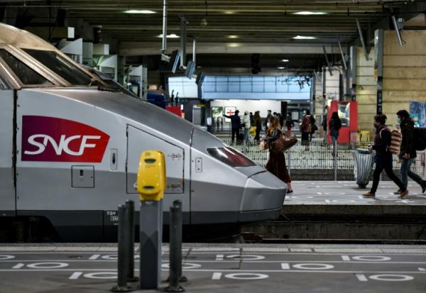 Un train à l'arrêt en gare Montparnasse à Paris, le 3 avril 2021