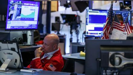 Un opérateur à la Bourse de New York le 19 novembre 2025