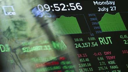 Un écran à la Bourse de New York, le 27 juillet 2026