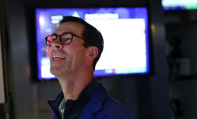 Un investisseur à la Bourse de New York le 13 octobre 2025