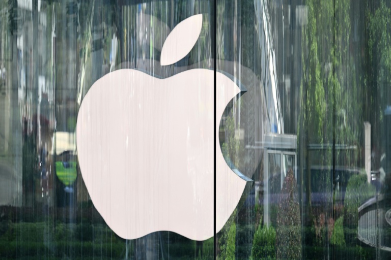 Le titre Apple grimpait de 4,60%, soit plus de 150 milliards de dollars de capitalisation boursière supplémentaire.
