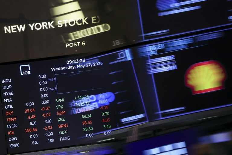 Des tableaux de cotations à la Bourse de New York le 27 mai 2026