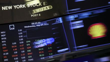 Des tableaux de cotations à la Bourse de New York le 27 mai 2026