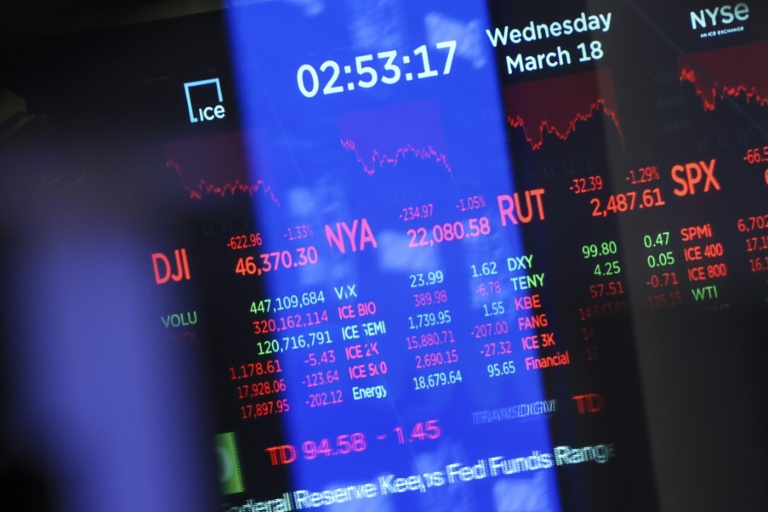 Des écrans de valeurs à la Bourse de New York, le 18 mars 2026