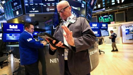 Un opérateur à la Bourse de New York, le 13 octobre 2025