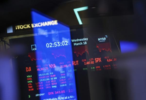 Un écran à la Bourse de New York, le 18 mars 2026