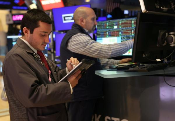 Des opérateurs à la Bourse de New York le 14 janvier 2026