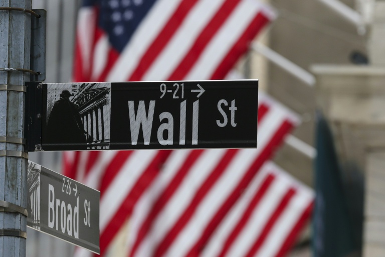 Un drapeau américain derrière un panneau Wall Street le 22 avril 2026 à New York