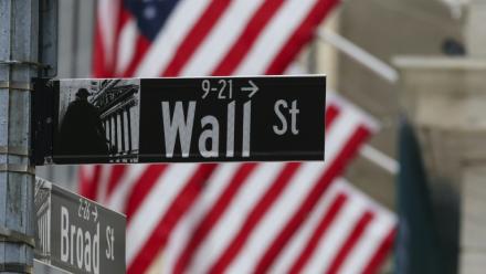 Un drapeau américain derrière un panneau Wall Street le 22 avril 2026 à New York