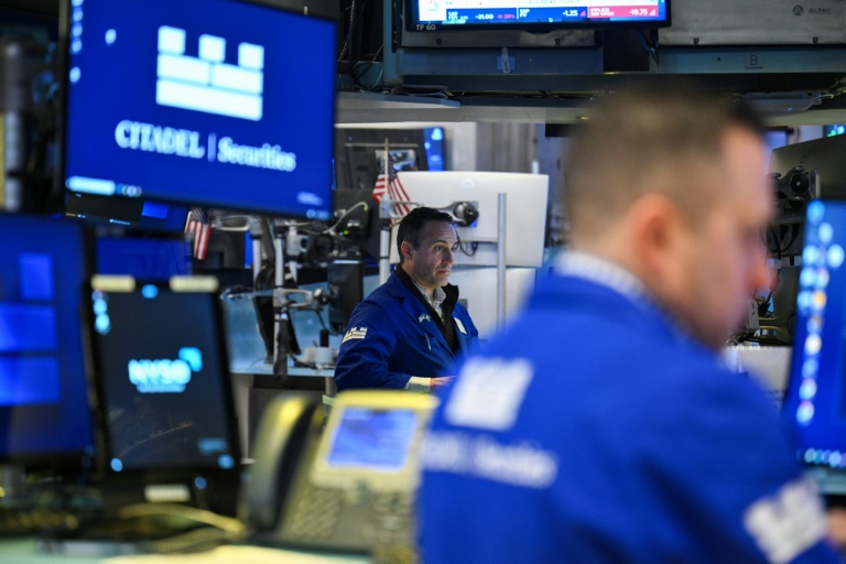 Un opérateur à la Bourse de New York, le 29 avril 2025