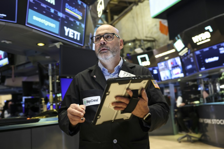 Un opérateur à la Bourse de New York, le 21 novembre 2025