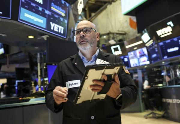 Un opérateur à la Bourse de New York, le 21 novembre 2025