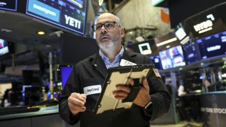 Un opérateur à la Bourse de New York, le 21 novembre 2025