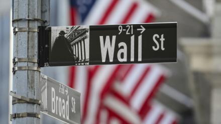 Un panneau indiquant Wall Street à New York le 19 octobre 2026