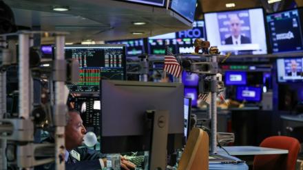 Un opérateur à la Bourse de New York, le 16 novembre 2025