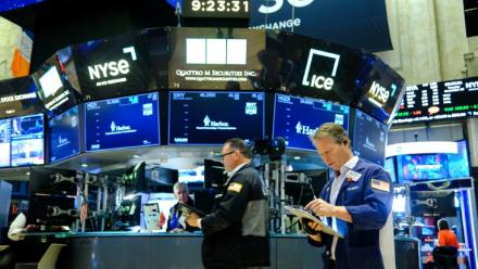 Des opérateurs à la Bourse de New York, le 16 décembre 2025