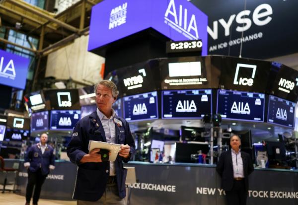Des opérateurs à la Bourse de New York, le 19 novembre 2025