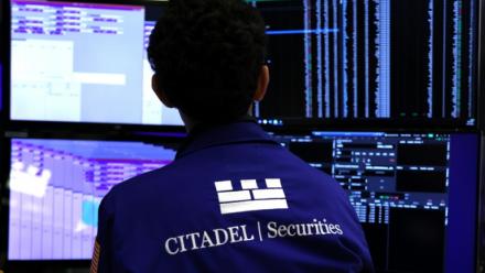 Un opérateur à la Bourse de New York le 11 août 2025