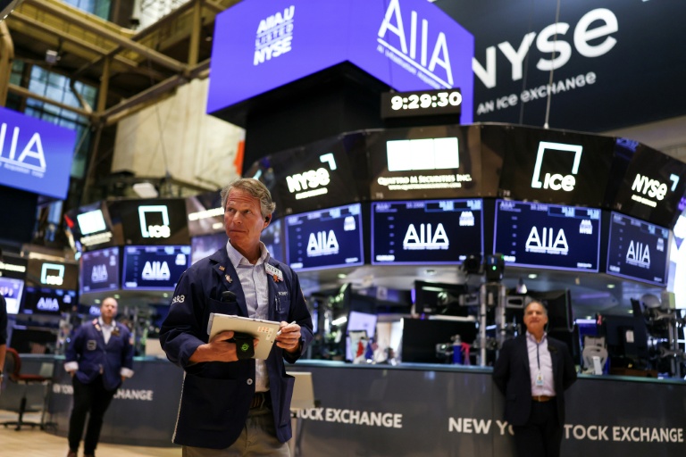 Des opérateurs à la Bourse de New York, le 19 novembre 2025