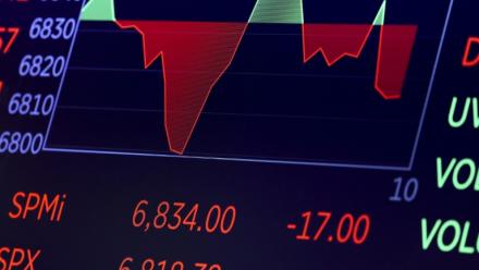 Un écran de données à la Bourse de New York, le 13 février 2026