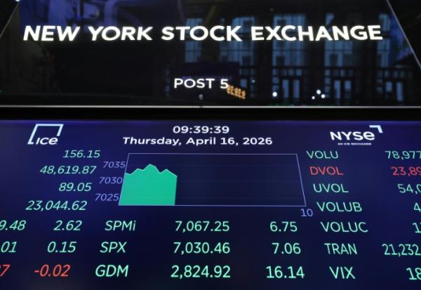 Un écran à la Bourse de New York, le 16 avril 2026