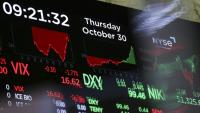 Un écran montrant les cours de la Bourse de New York le 30 octobre 2025