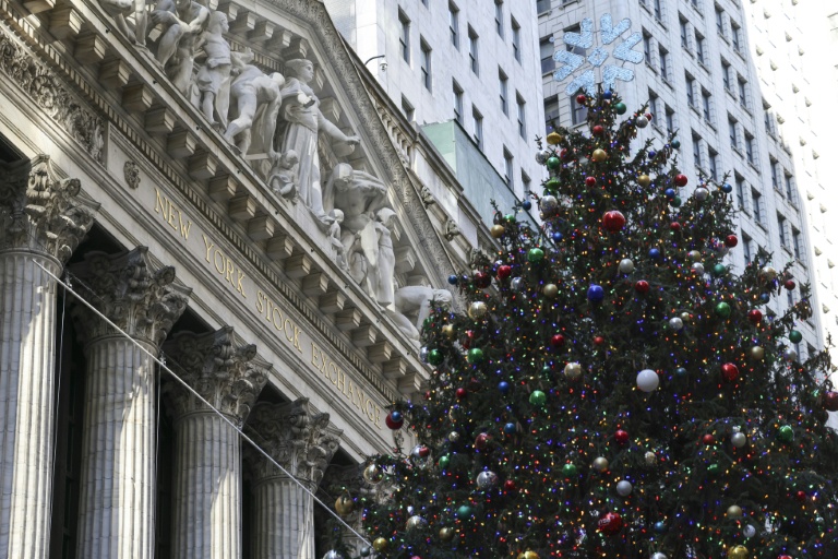 Un arbre de Noël devant la Bourse de New York, le 5 décembre 2025