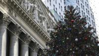 Un arbre de Noël devant la Bourse de New York, le 5 décembre 2025