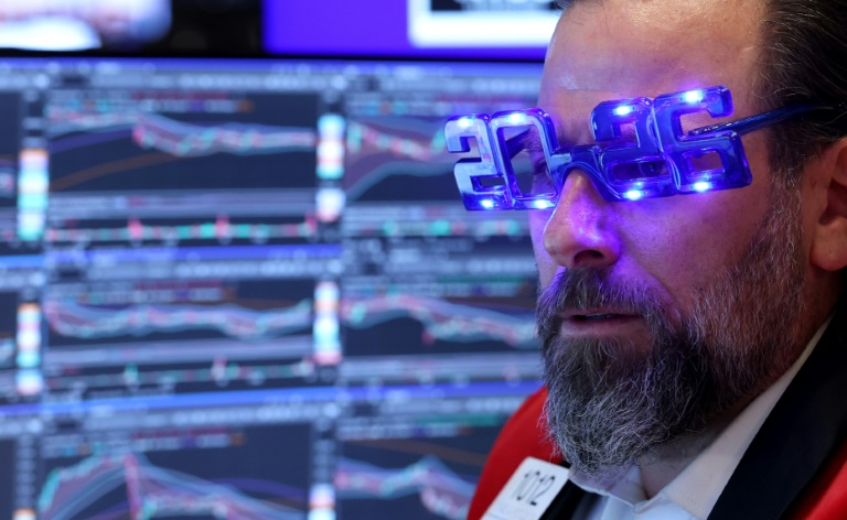 Un opérateur à la Bourse de New York porte des lunettes 