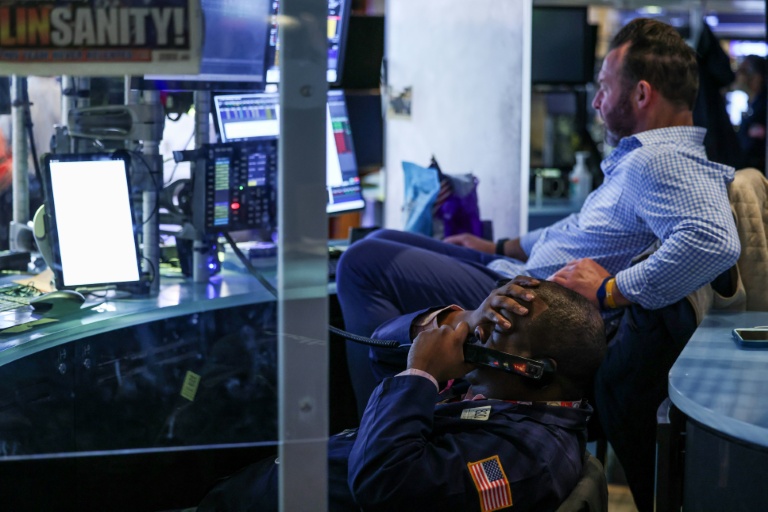 Des opérateurs à la Bourse de New York, le 19 novembre 2025