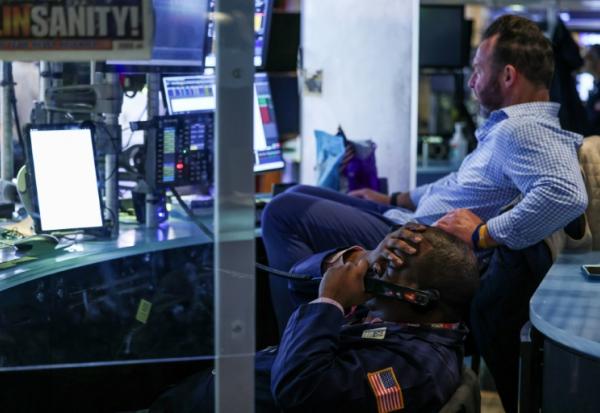 Des opérateurs à la Bourse de New York, le 19 novembre 2025