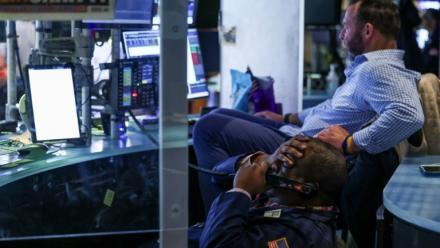 Des opérateurs à la Bourse de New York, le 19 novembre 2025