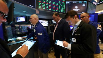 Des opérateurs à la Bourse de New York, le 27 mai 2025.