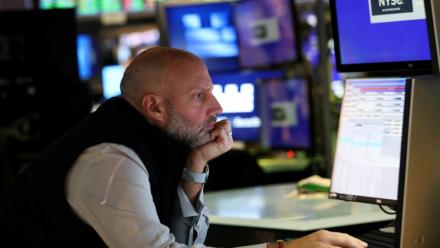 Un opérateur à la Bourse de New York, le 13 octobre 2025