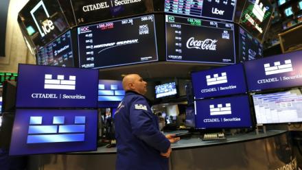 Un opérateur à la Bourse de New York, le 7 août 2025