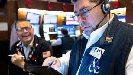 Traders sur le parquet du New York Stock Exchange le 1er avril 2025.
