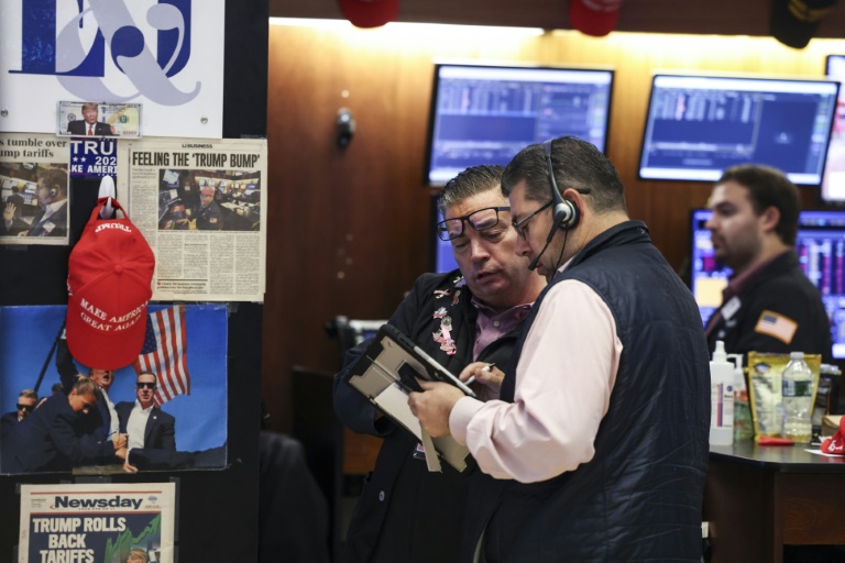 Des opérateurs à la Bourse de New York le 21 novembre 2025