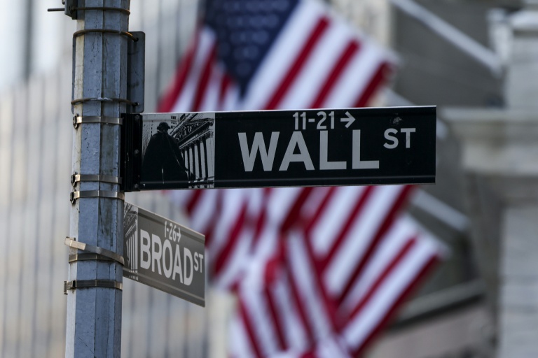 Un panneau indiquant Wall Street près de la Bourse de New York le 12 janvier 2026