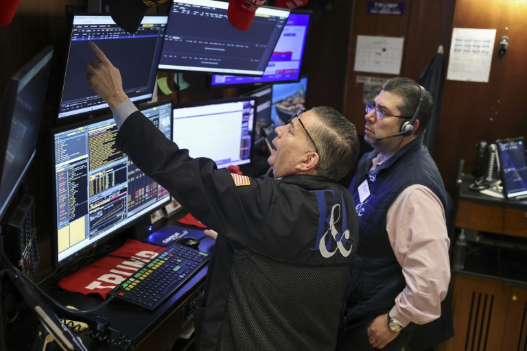 Des opérateurs à la Bourse de New York le 18 mars 2026