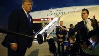 Le président américain Donald Trump s'entretient avec des journalistes avant d'embarquer à bord d'Air Force One à l'aéroport international de Los Angeles, le 4 août 2026