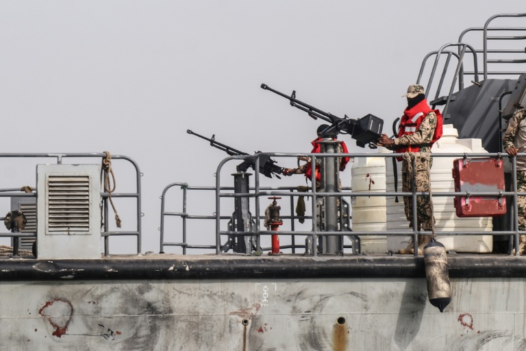 Soldats de la marine du gouvernement internationalement reconnu du Yémen, à bord d'un navire patrouillant au large des îles Hanish, en mer Rouge, le 27 juillet 2026